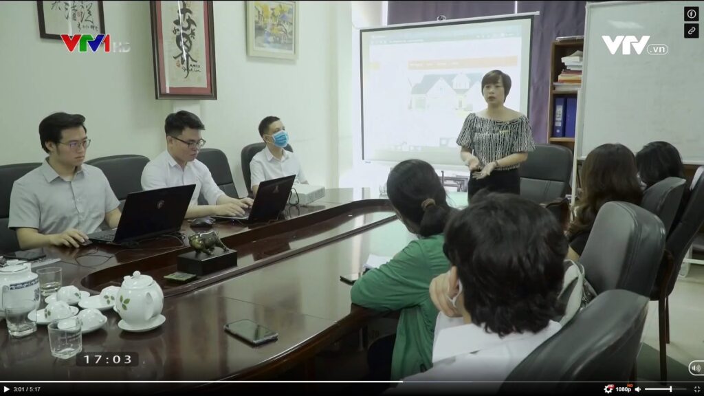 Lac Viet online auction presentation in a supplied VTV1 broadcast still.