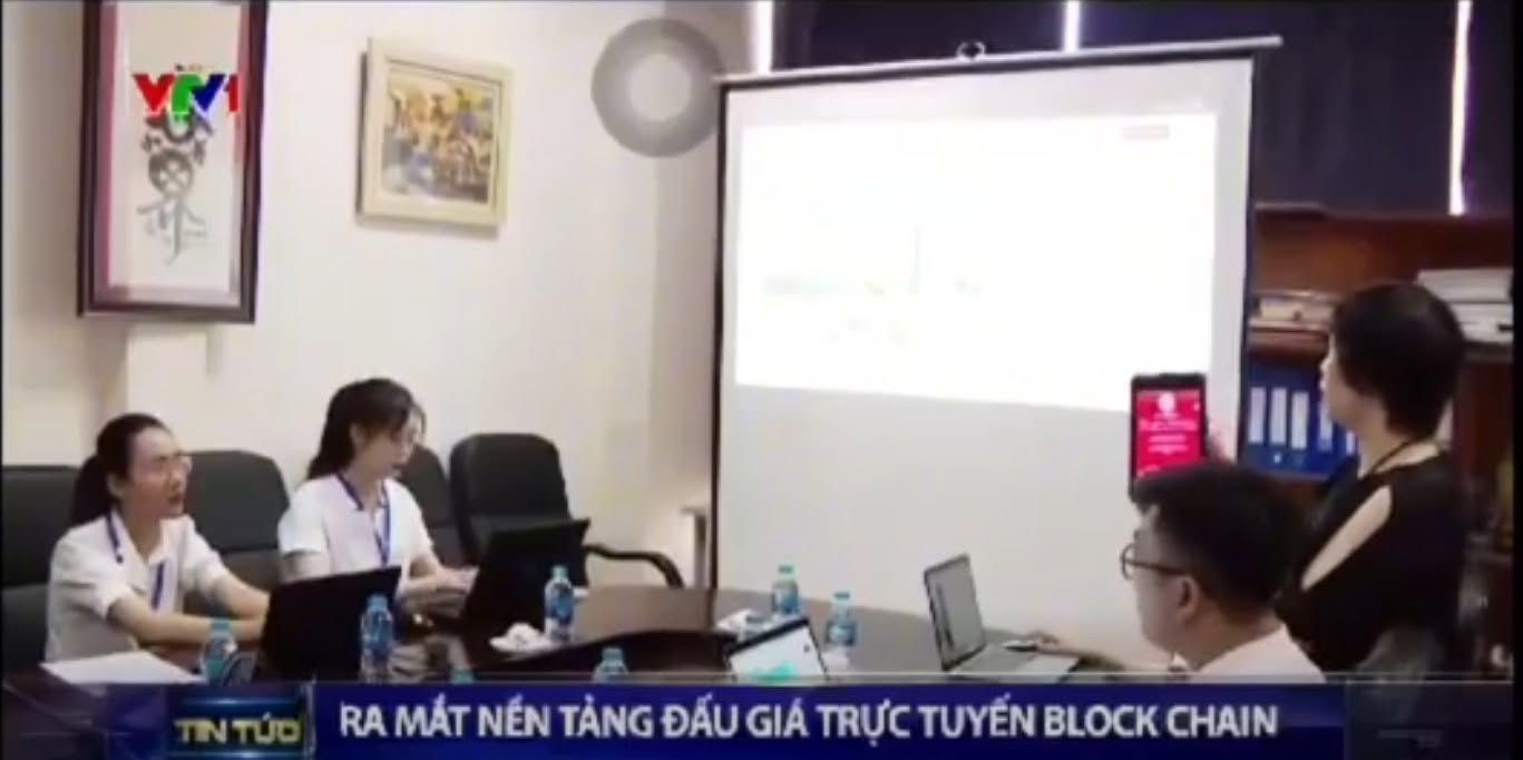 所提供的 VTV1 新闻画面介绍区块链在线拍卖平台的推出。